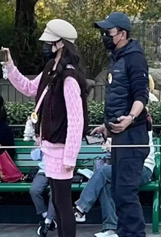 尼婆婆首出镜优雅4岁女儿大脑门身高140尊龙AG人生就是博唐嫣罗晋带女儿去迪士(图1)