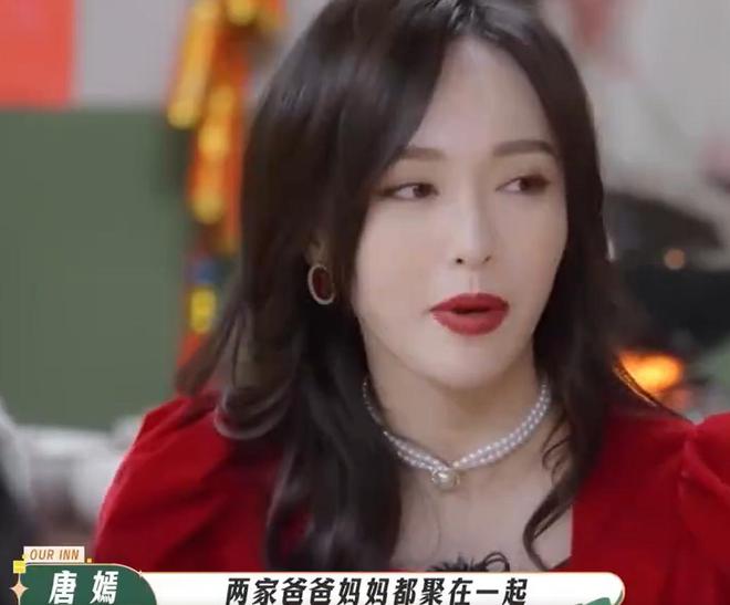 尼婆婆首出镜优雅4岁女儿大脑门身高140尊龙AG人生就是博唐嫣罗晋带女儿去迪士(图2)