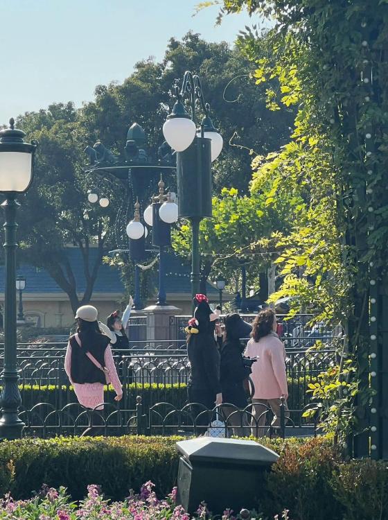 尼婆婆首出镜优雅4岁女儿大脑门身高140尊龙AG人生就是博唐嫣罗晋带女儿去迪士(图3)