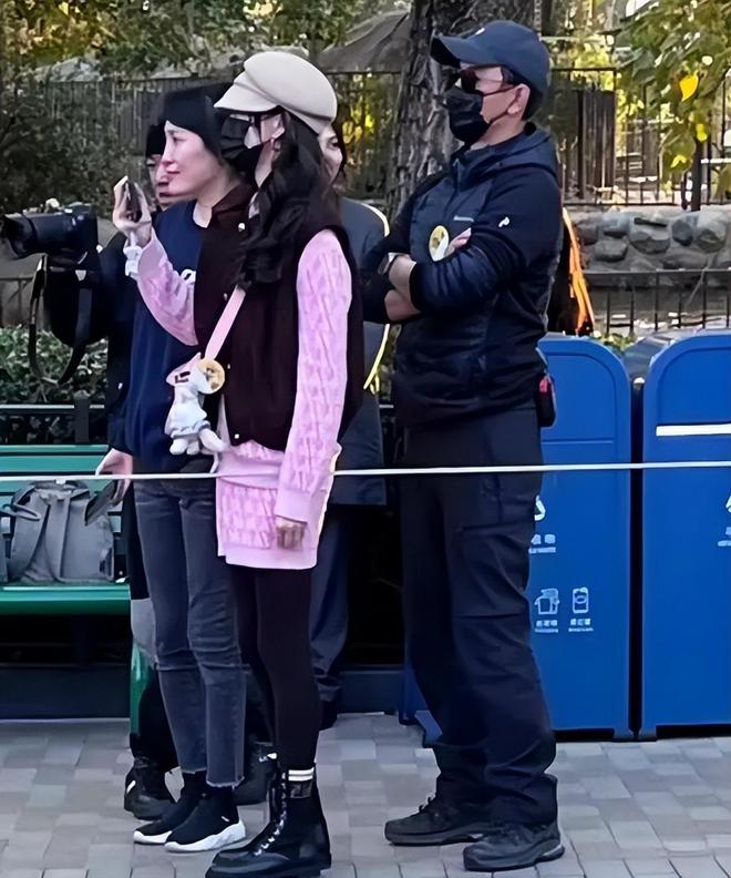尼婆婆首出镜优雅4岁女儿大脑门身高140尊龙AG人生就是博唐嫣罗晋带女儿去迪士(图5)