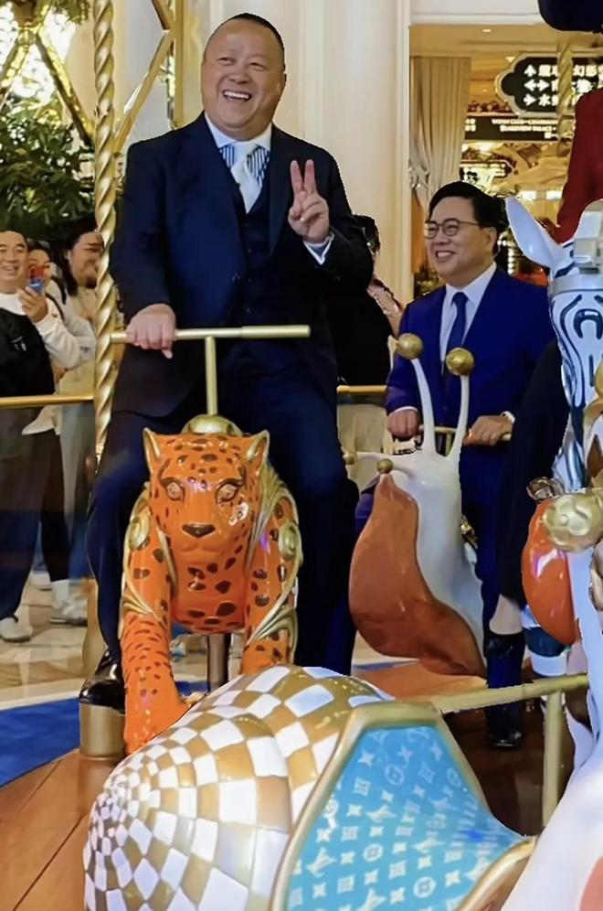 台上嚼口香糖与金沙总裁骑旋转木马挺幼稚凯时尊龙最新网站曾志伟澳门参加电影节(图12)