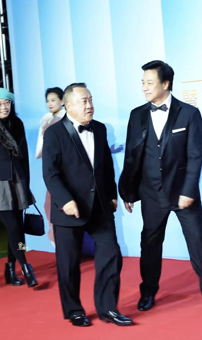 台上嚼口香糖与金沙总裁骑旋转木马挺幼稚凯时尊龙最新网站曾志伟澳门参加电影节(图5)