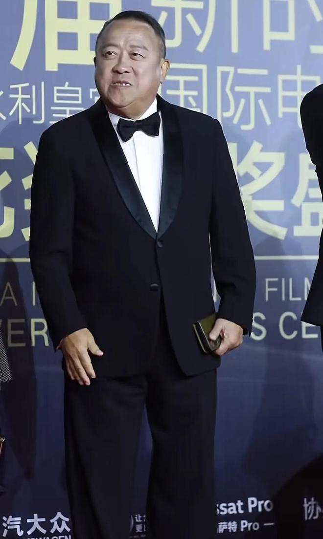 台上嚼口香糖与金沙总裁骑旋转木马挺幼稚凯时尊龙最新网站曾志伟澳门参加电影节(图2)