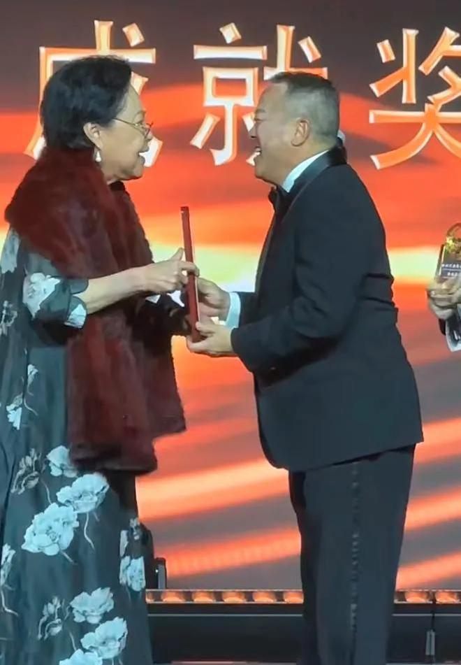 台上嚼口香糖与金沙总裁骑旋转木马挺幼稚凯时尊龙最新网站曾志伟澳门参加电影节(图3)