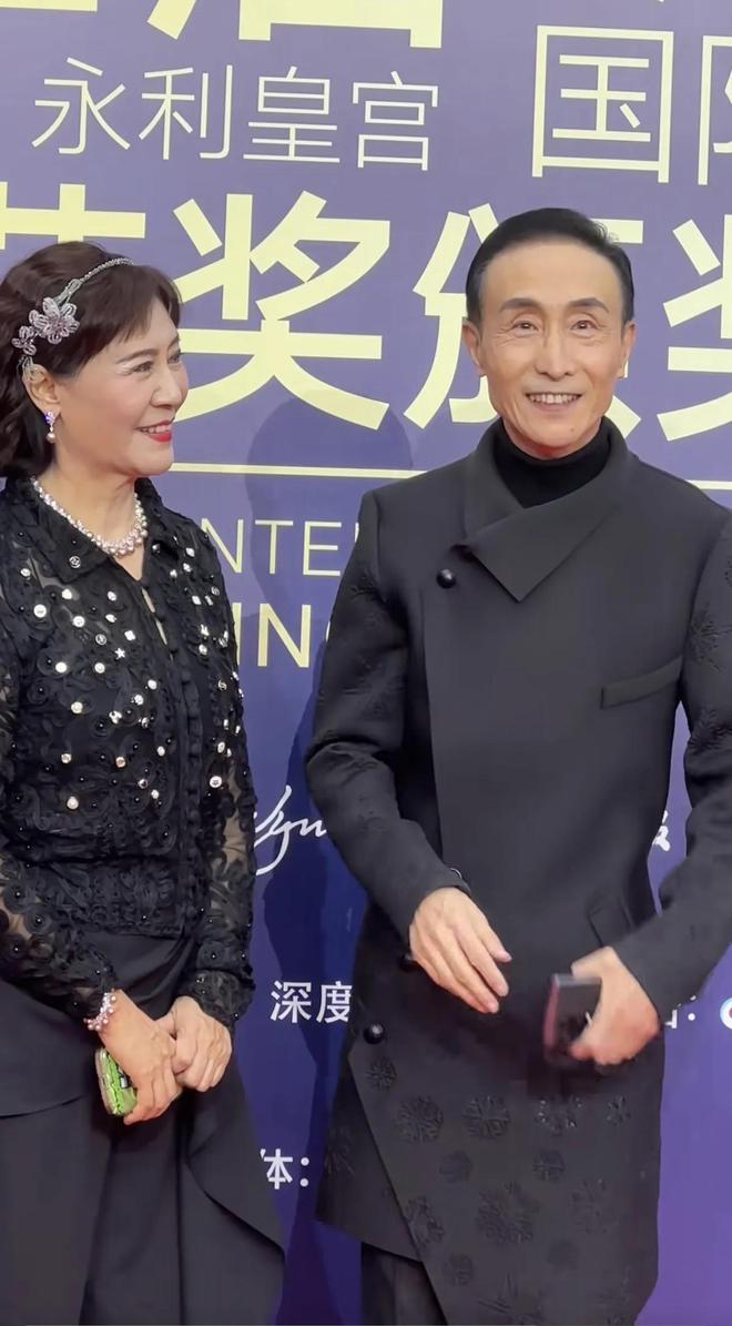 台上嚼口香糖与金沙总裁骑旋转木马挺幼稚凯时尊龙最新网站曾志伟澳门参加电影节(图8)