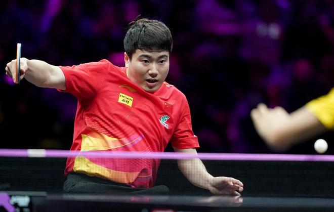 哥！梁靖崑3-1黄镇廷世界杯旗开得胜！z6尊龙网站登录入口对攻大战完胜港队一(图3)